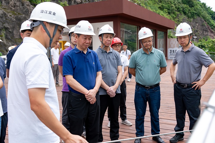 7月24日川高公司黨委委員副總經(jīng)理劉勇赴沿江宜金公司開展汛期安全包保檢查 - 副本.jpg